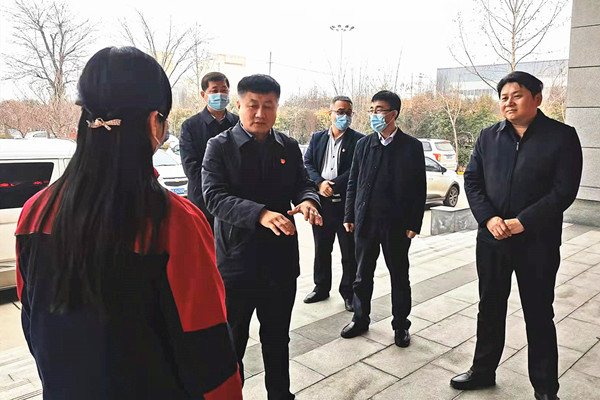 新春送祝福关怀暖人心县政府副县长王华中一行赴麦可罗公司新春慰问